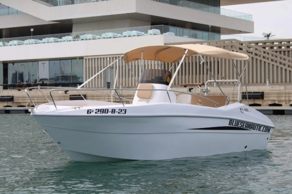 Alquiler de barco sin licencia Astilux de 8 plazas en Valencia, ideal para grupos y despedidas