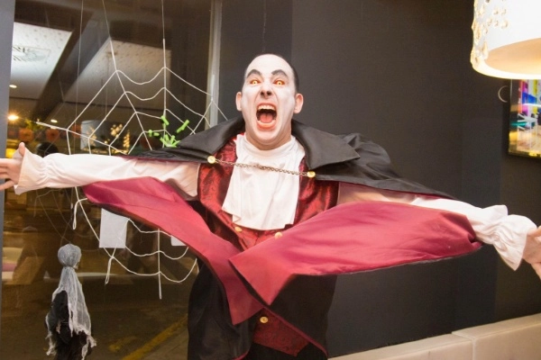 Actor disfrazado de Drácula animando una cena de Halloween en Valencia