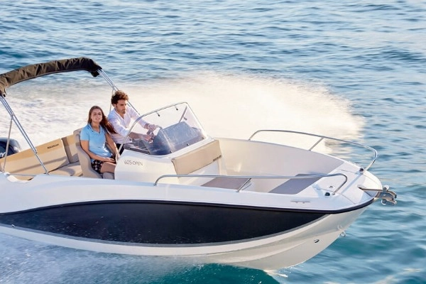 Barco Quicksilver de 7 plazas navegando por la costa de Valencia, ideal para alquiler sin patrón y salidas en grupo
