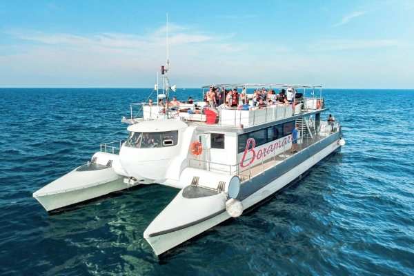 Catamarán BORAMAR Dama de Valencia de 150 plazas navegando en Valencia para eventos y fiestas privadas