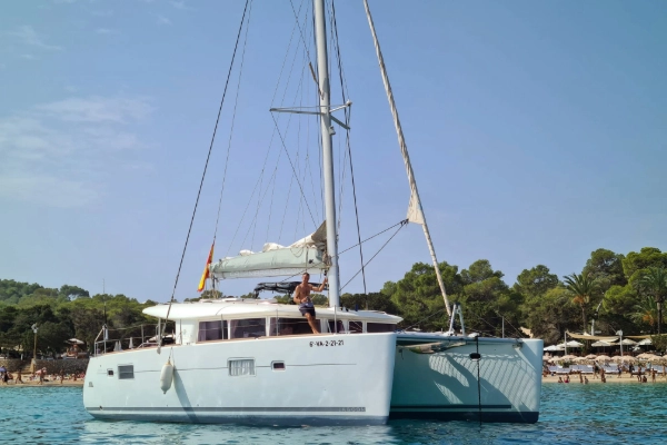 Catamarán Lagoon 400 fondeado en la costa de Valencia para alquiler privado con grupos de hasta 12 personas