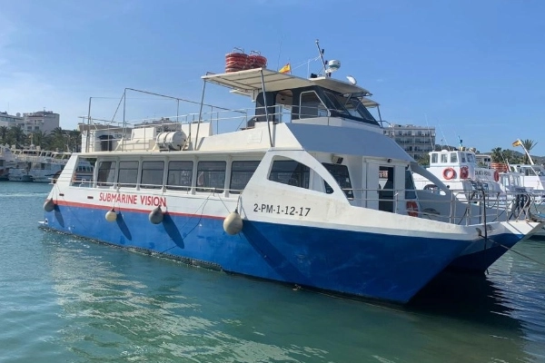 Catamarán NEMO de 136 plazas en el puerto de Valencia ideal para eventos, despedidas y grupos grandes