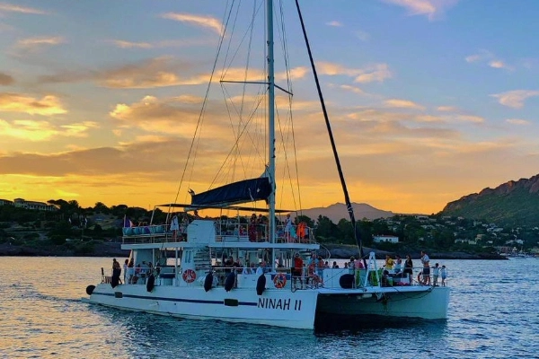 Catamarán BORAMAR NINAH II para eventos y fiestas privadas en Valencia hasta 120 personas