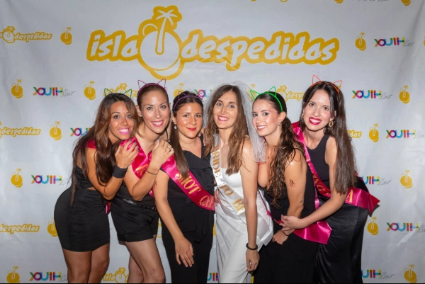 Cena con espectáculos para despedidas en Valencia en Isla Despedidas con grupo de amigas celebrando la noche