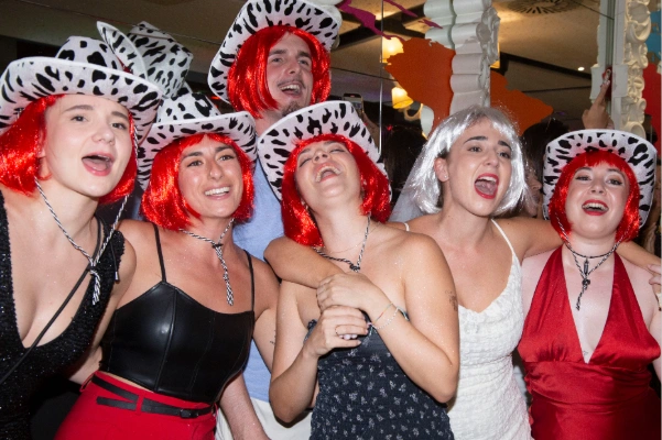 Grupo de despedida de soltera en Valencia disfrutando de una cena con espectáculo y animación en Isla Despedidas