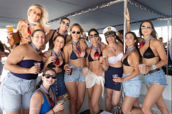 Grupo de chicas celebrando una despedida de soltera en una fiesta en barco en Valencia