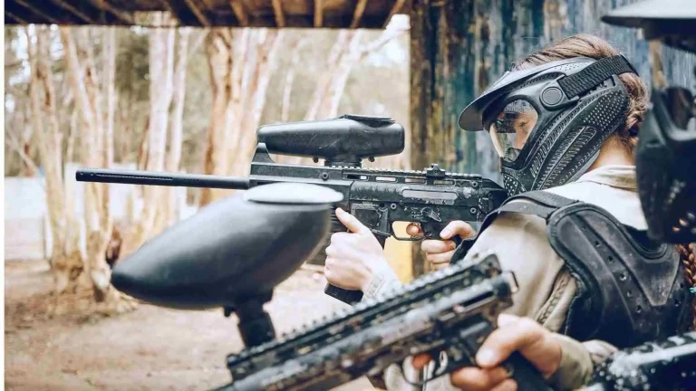 Partida de paintball en Valencia con jugadores equipados con máscaras y marcadoras
