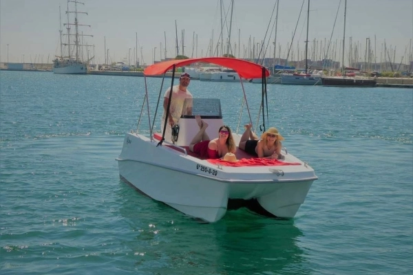 Minicatamarán para 6 personas en alquiler en el puerto de Valencia