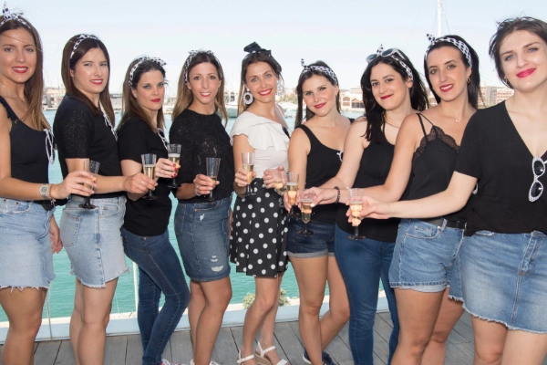 Grupo de amigas celebrando una despedida de soltera en Valencia con packs completos para despedidas