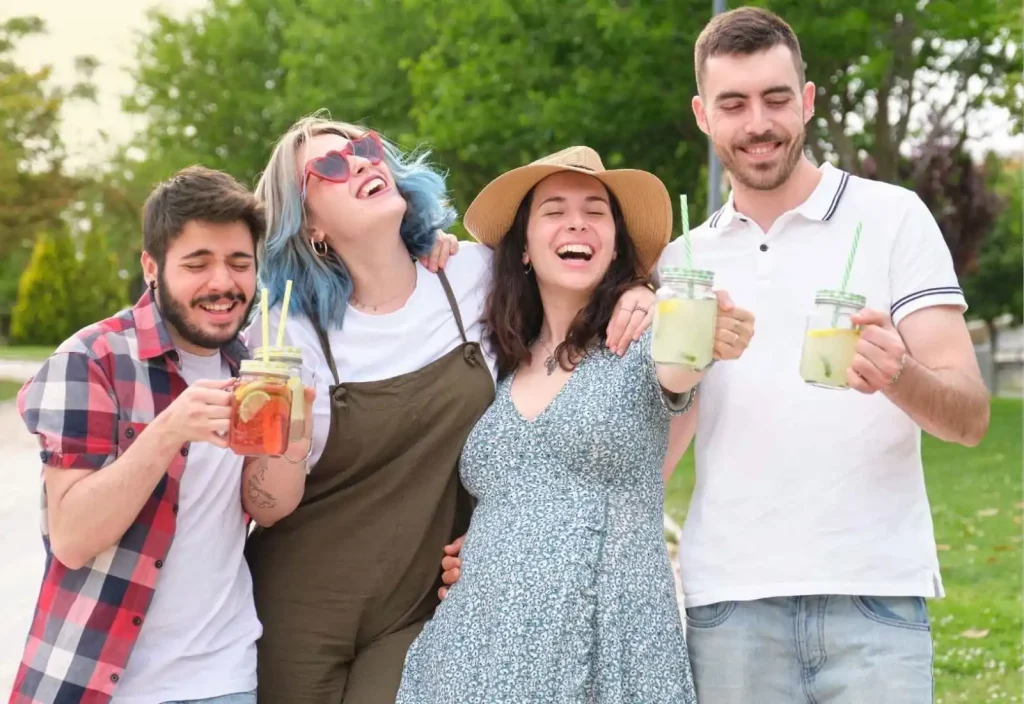 Amigos disfrutando de bebidas refrescantes en una despedida de soltera al aire libre en Valencia