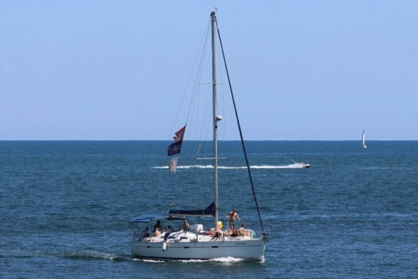 Velero Oceanis para 9 personas navegando por la costa de Valencia