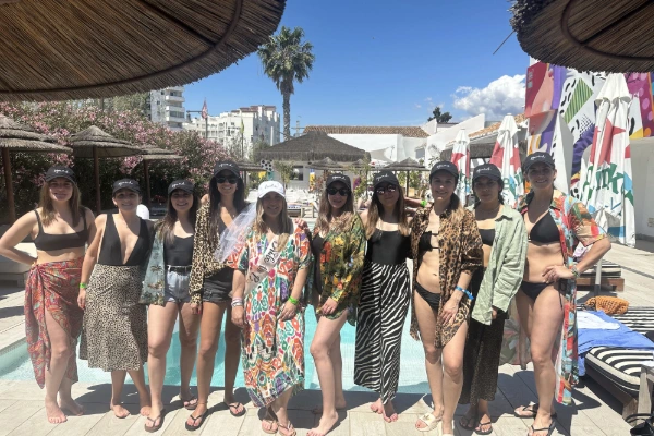 Grupo de chicas en beach club en Valencia celebrando despedida junto a la piscina