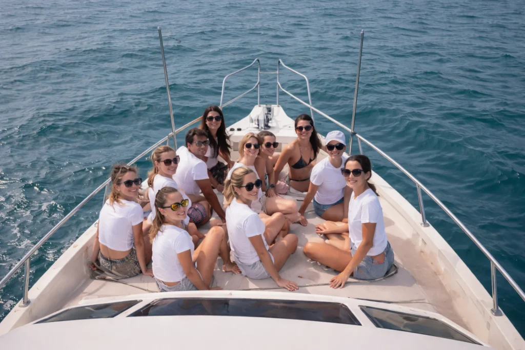 Despedida en barco en Valencia con grupo de amigas navegando por el mar