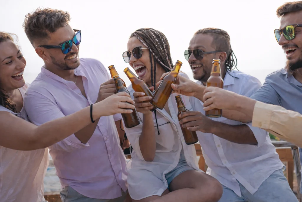 Despedida mixta en Valencia con grupo de amigos brindando al aire libre
