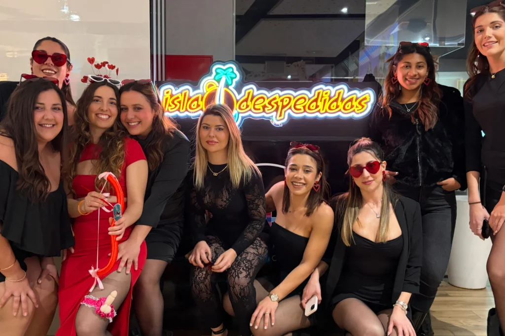 Grupo de chicas celebrando una despedida de soltera en Valencia posando frente al cartel luminoso
