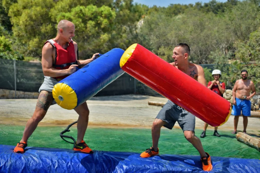 Actividad tipo humor amarillo para despedida en Valencia con juego acuático hinchable
