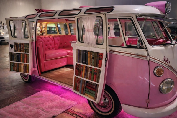 Limusina rosa estilo Barbie Volkswagen T1 personalizada para eventos en Valencia