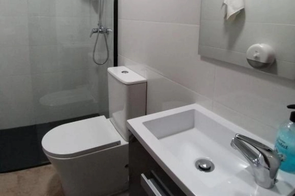 Baño con ducha y lavabo en hostal cerca de la Playa de las Arenas
