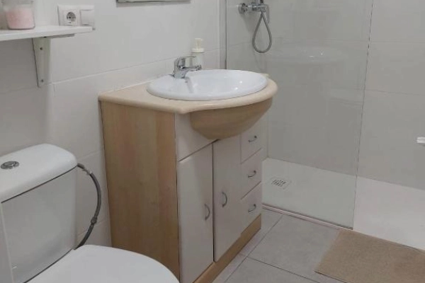Baño con ducha y lavabo en hostal cercano a la playa en Valencia