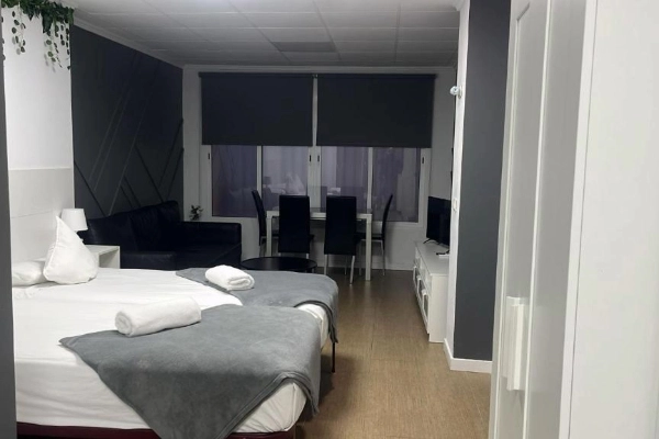 Habitación doble con zona de descanso en hostal de Poblados Marítimos Valencia