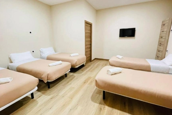 Habitación con cinco camas individuales en hostal del Puerto de Valencia