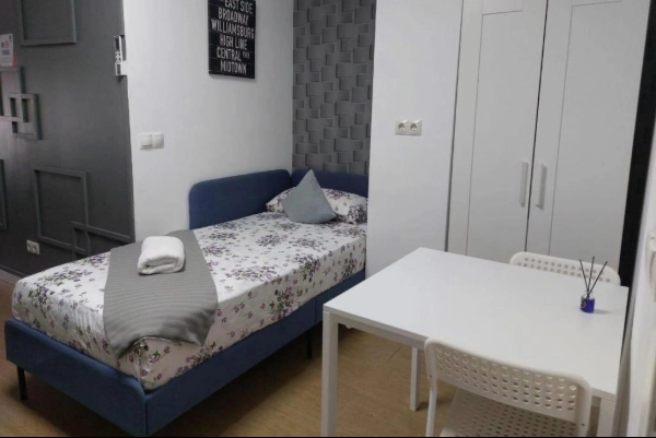 Habitación individual con escritorio en hostal de Poblados Marítimos Valencia