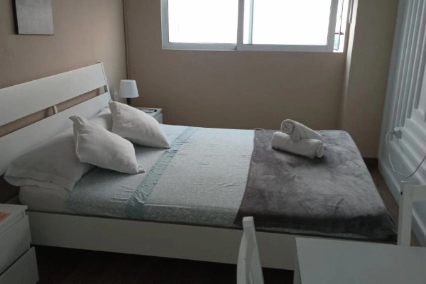 Habitación con cama doble en hostal situado en Poblados Marítimos Valencia