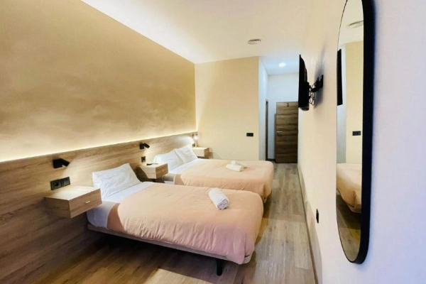 Habitación doble con dos camas en hostal cercano a la Playa de las Arenas en Valencia