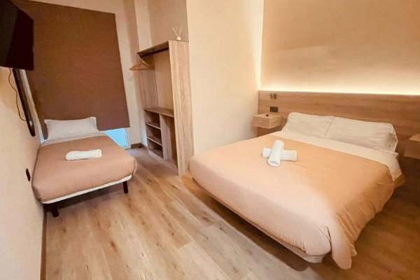 Habitación familiar en hostal junto al Puerto de Valencia