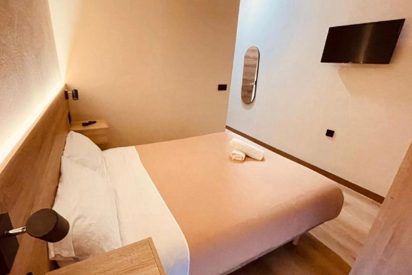 Habitación con cama de matrimonio en hostal próximo al Puerto y Playa de las Arenas