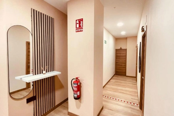 Pasillo moderno del hostal situado junto a la Playa de las Arenas en Valencia
