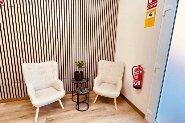 Rincón de descanso con sillones en hostal cercano a la Playa de las Arenas