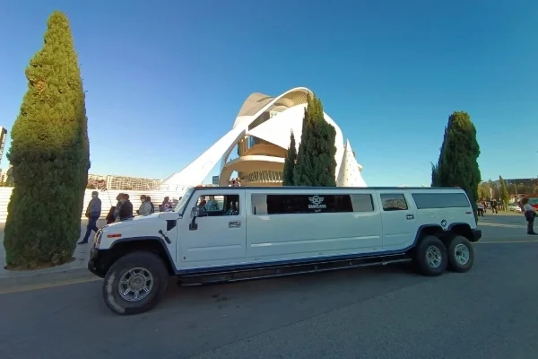 Limusina Hummer en Valencia Limusina Hummer blanca estacionada junto a la Ciudad de las Artes y las Ciencias en Valencia.